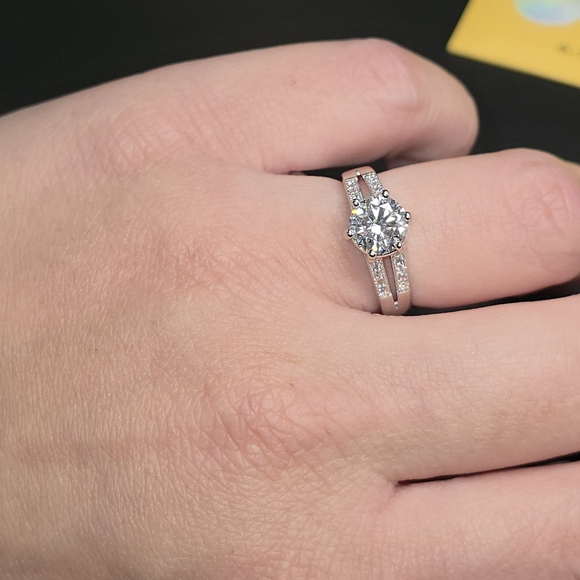 1.2 Ctw MOISSANITE RING . WHITE GOLD FILLES - Picture 7 of 7